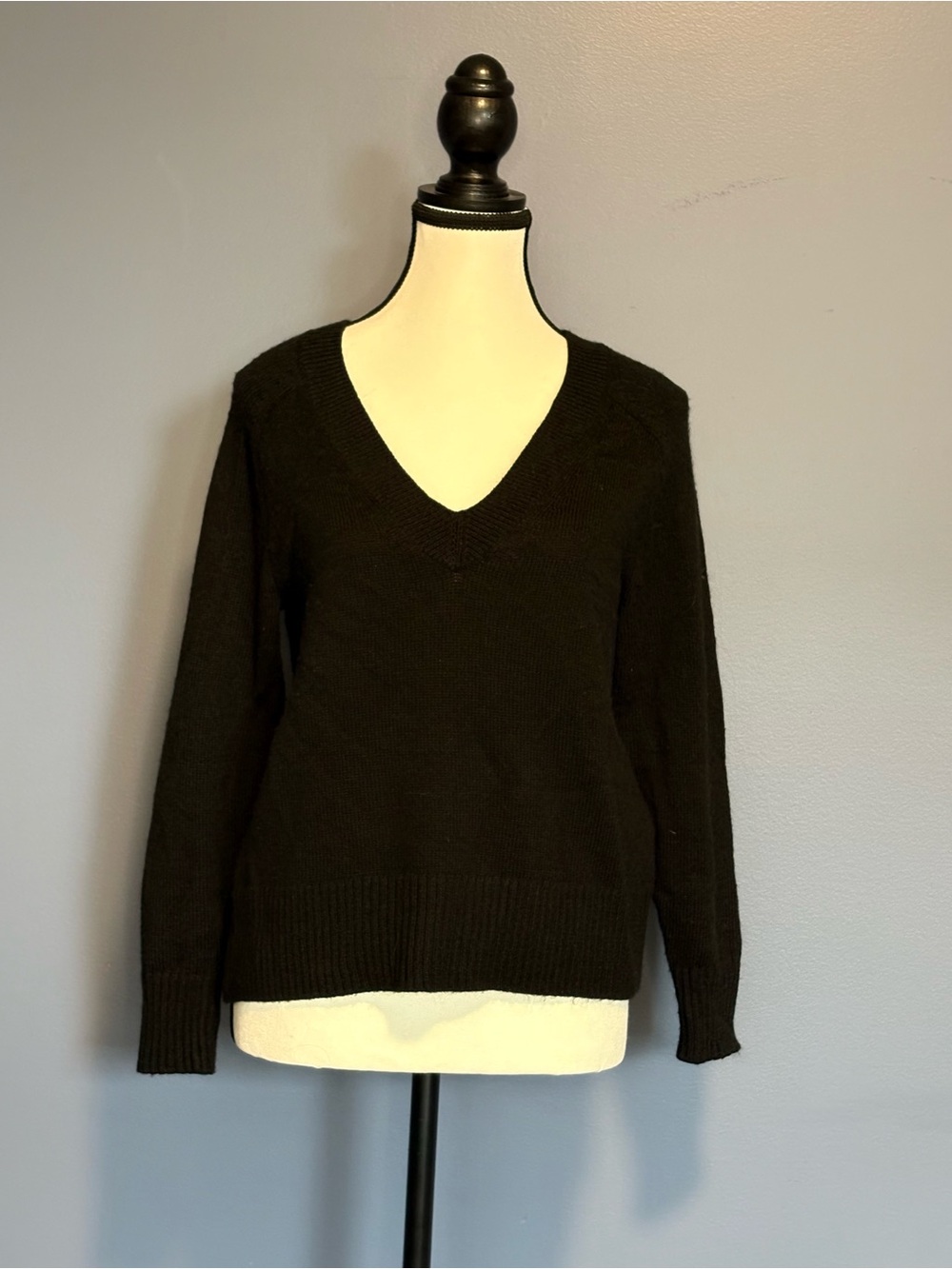 Banana Republic Black V-Neck Women's Sweater Petite XS